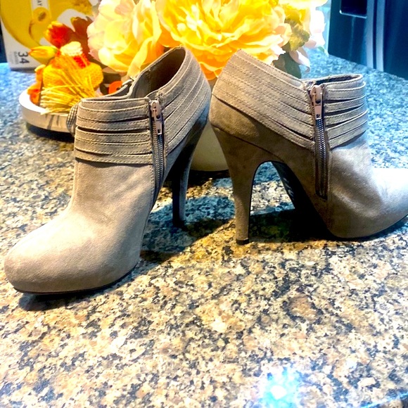 Gorgeous Guess Grey Suede Booties with Metal Detail. Worn once/S 7.5 no flaws. - Picture 5 of 10